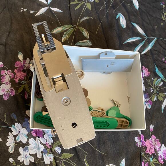 Singer Professional Buttonholer by Singer with Instructional Booklet Not Tested - Picture 9 of 12